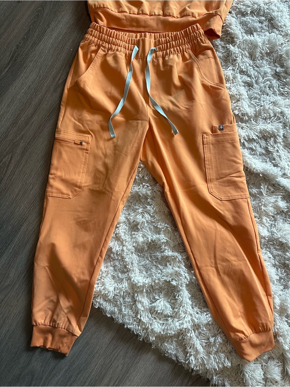 Women’s Figs limited edition Sakura scrubs - Picture 4 of 4
